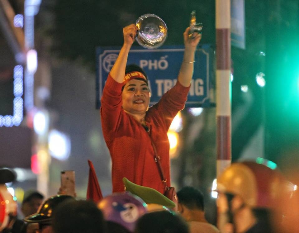 co dong vien vo oa trong chien thang giua troi dong ha noi