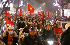 Cổ động viên vỡ oà trong chiến thắng giữa trời đông Hà Nội