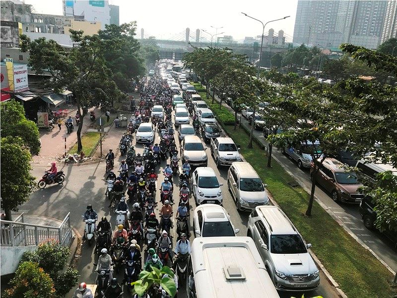 cua ngo sai gon ket xe kinh hoang nhieu gio