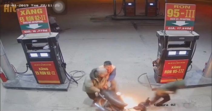 xe may chay tro khung sau khi nam thanh nien soi xang bang bat lua o cay xang