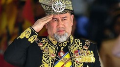 Thoái cả ngai vàng để cưới vợ hoa hậu, cựu vương Malaysia li hôn sau 2 tháng?