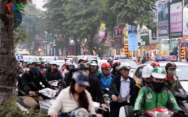 nguoi ha noi chiu canh un tac giao thong nghiem trong tu sang toi toi