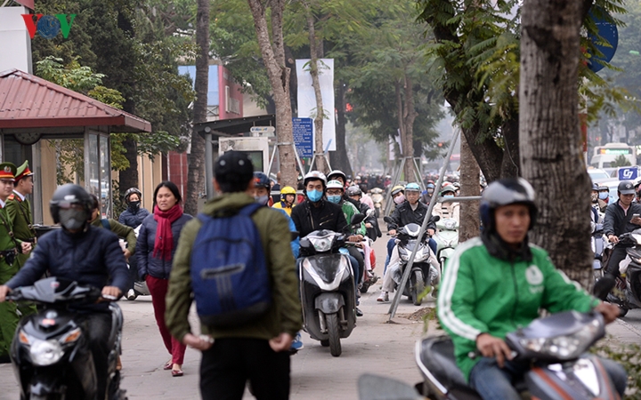 nguoi ha noi chiu canh un tac giao thong nghiem trong tu sang toi toi