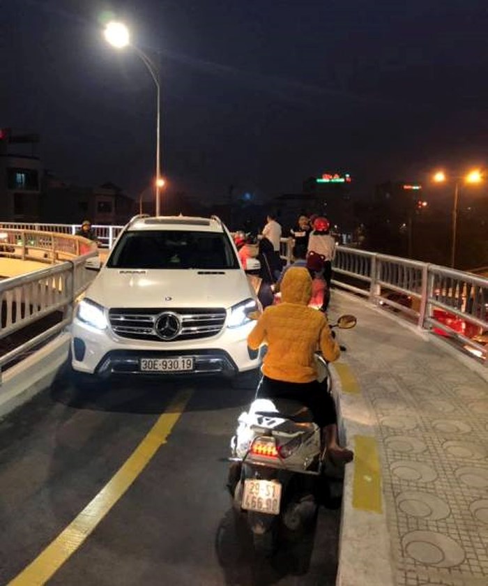 lanh dao phong csgt catp ha noi xac minh xu ly nghiem lai xe mercedes di vao cau cho xe may