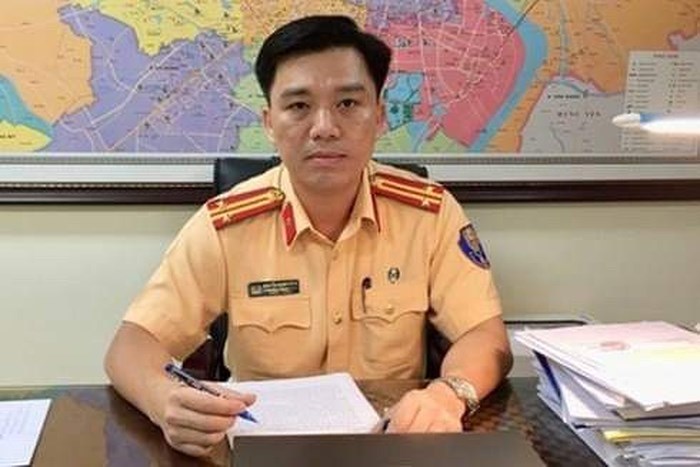 lanh dao phong csgt catp ha noi xac minh xu ly nghiem lai xe mercedes di vao cau cho xe may