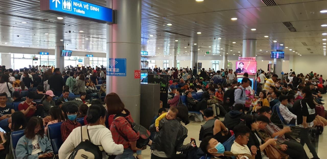 san bay tan son nhat dong nghet chieu 26 tet