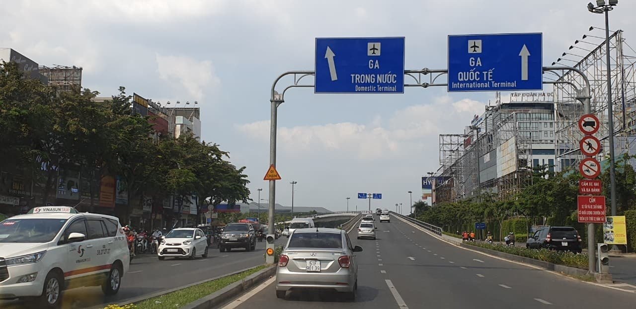 san bay tan son nhat dong nghet chieu 26 tet