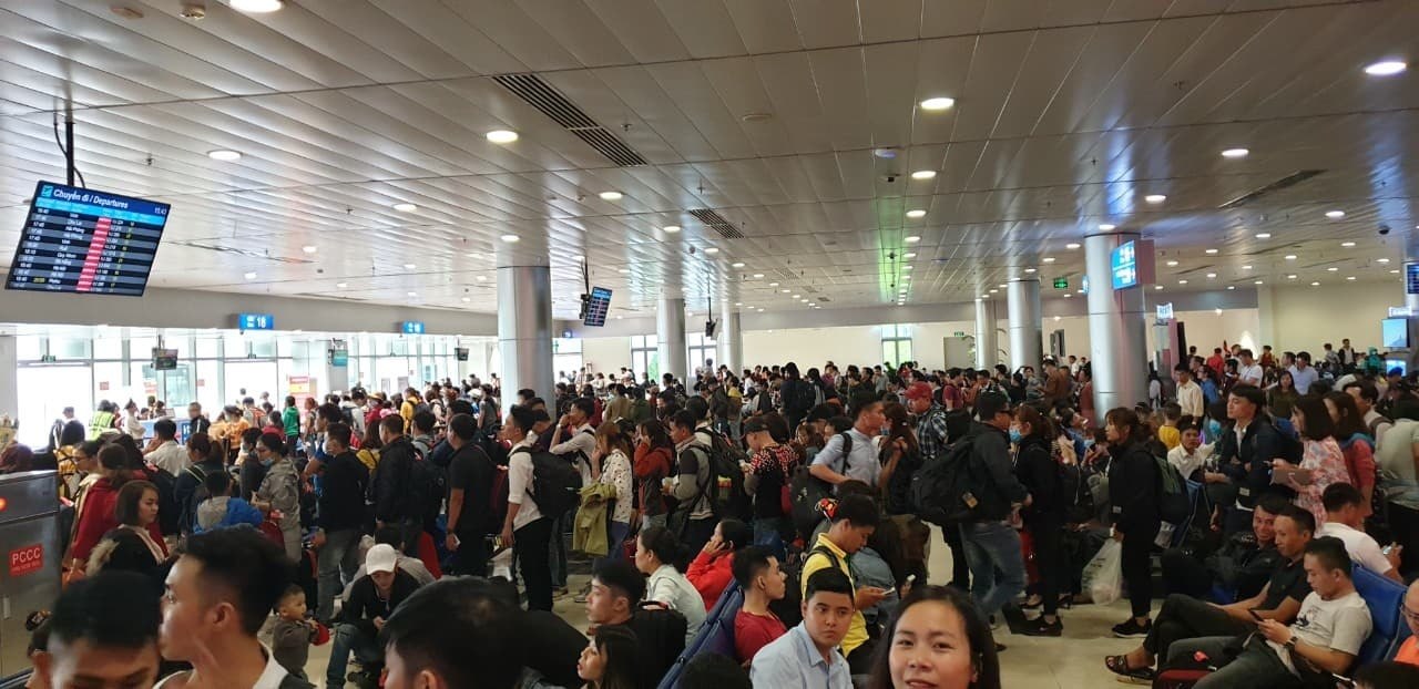 san bay tan son nhat dong nghet chieu 26 tet