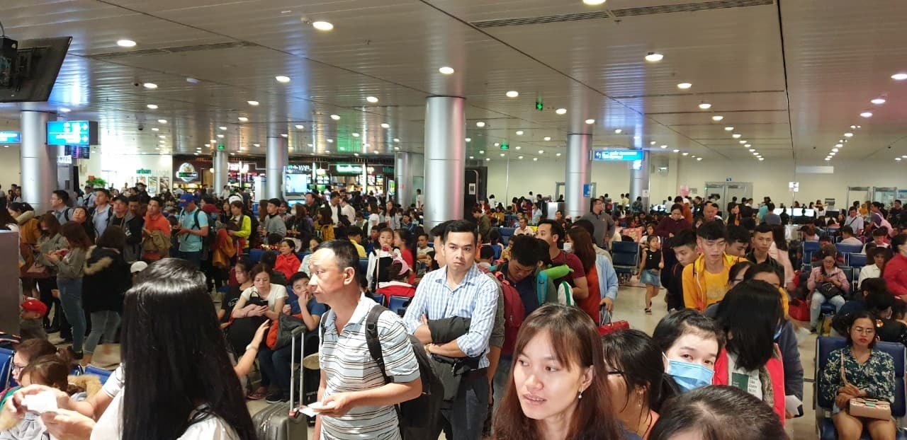 san bay tan son nhat dong nghet chieu 26 tet