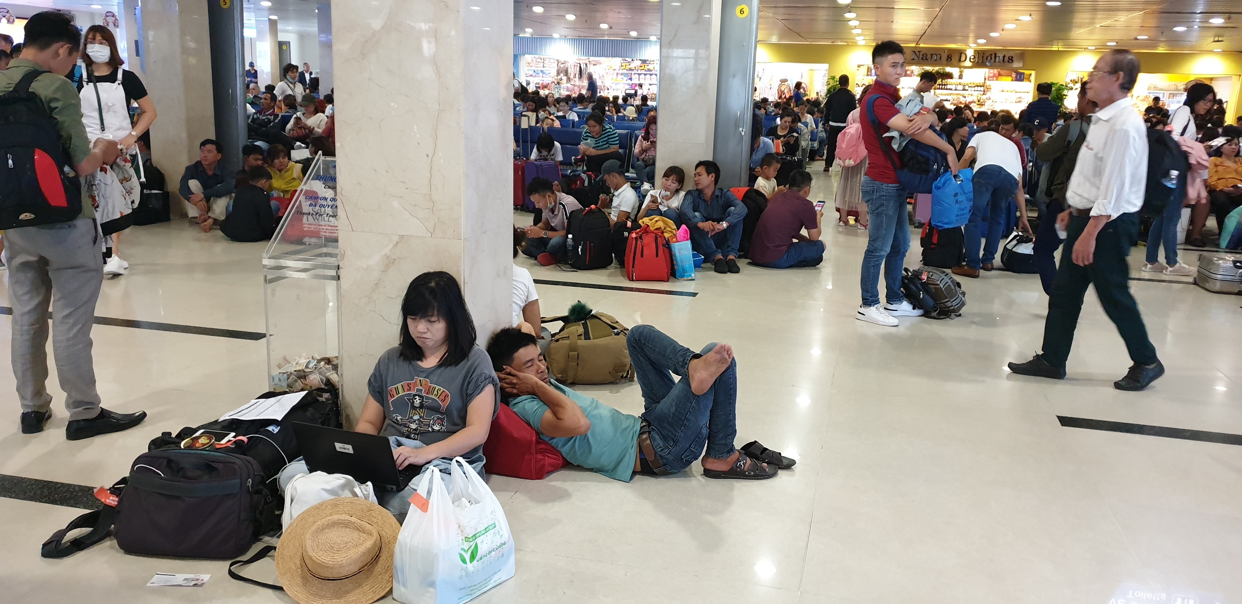 san bay tan son nhat dong nghet chieu 26 tet