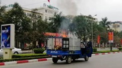 Vừa chạy xe vừa nấu bánh chưng, ôtô tải suýt bị thiêu rụi