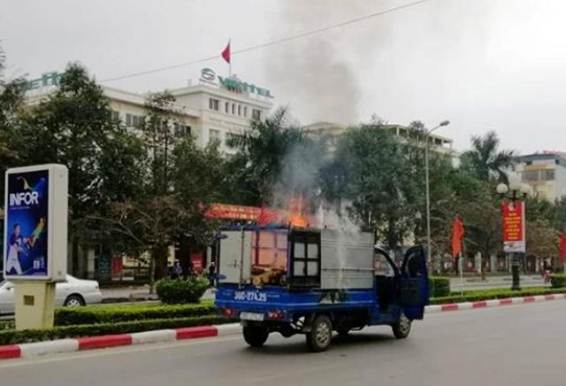vua chay xe vua nau banh chung oto tai suyt bi thieu rui