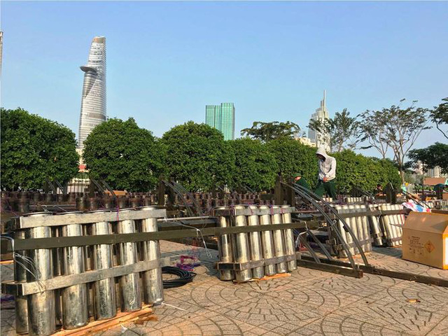 tran dia 2700 qua phao hoa cho khai hoa don giao thua o sai gon