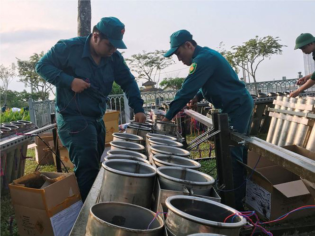 tran dia 2700 qua phao hoa cho khai hoa don giao thua o sai gon