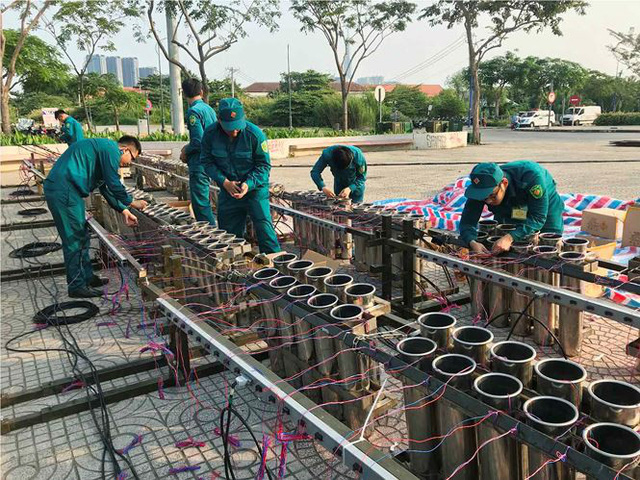 tran dia 2700 qua phao hoa cho khai hoa don giao thua o sai gon