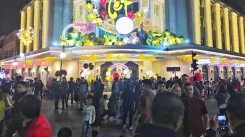 Hồ Gươm đông nghẹt người chờ đón giao thừa, xem bắn pháo hoa