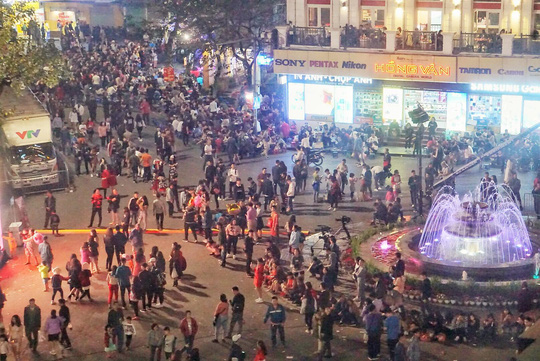 ho guom dong nghet nguoi cho don giao thua xem ban phao hoa
