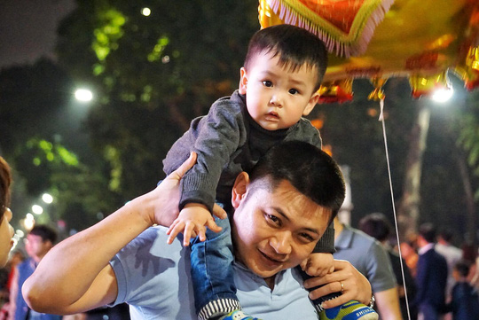 ho guom dong nghet nguoi cho don giao thua xem ban phao hoa