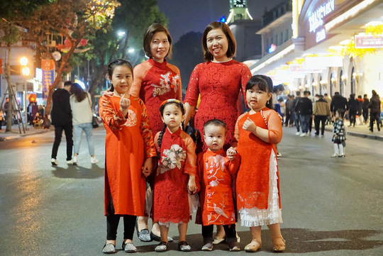 ho guom dong nghet nguoi cho don giao thua xem ban phao hoa