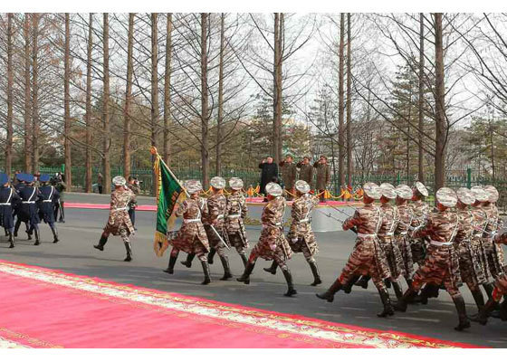 kim jong un lam gi khi ong trump thong bao cuoc gap lan 2