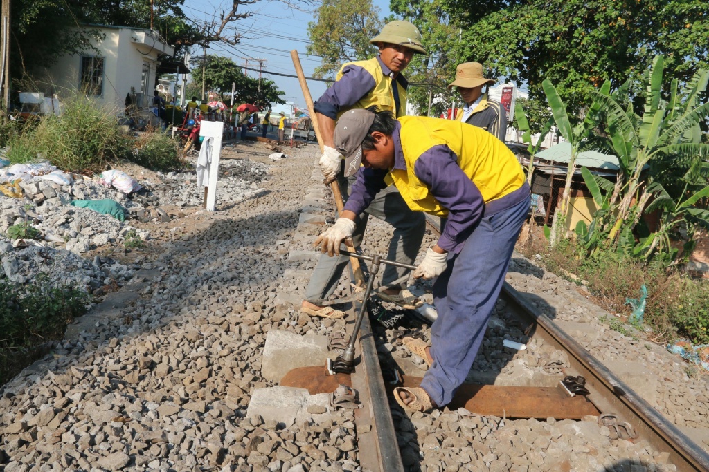 duong sat bac nam te lieu nhieu gio sau khi doan tau tn7 trat banh o dong nai