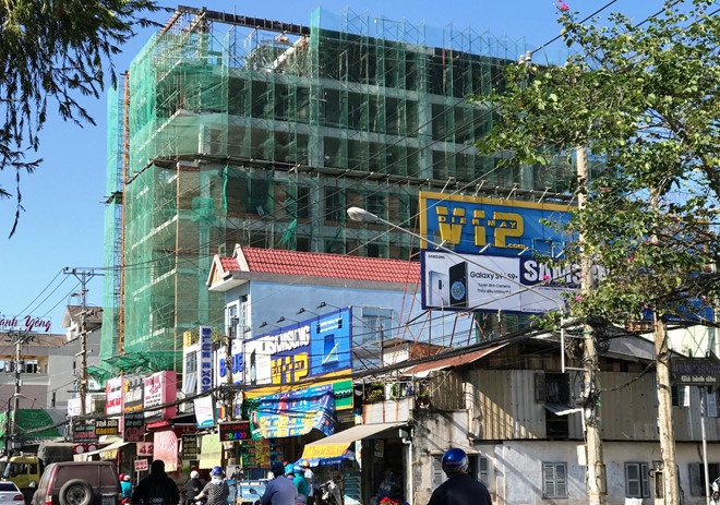 dut cap van thang 9 cong nhan roi tu do cao 5 m chan thuong nang