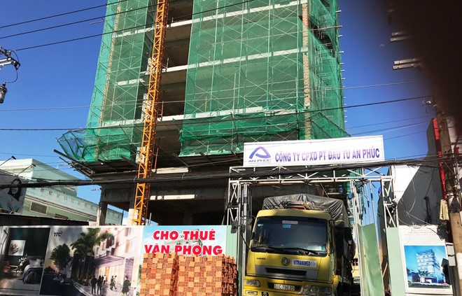 dut cap van thang 9 cong nhan roi tu do cao 5 m chan thuong nang