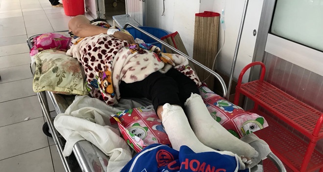 dut cap van thang 9 cong nhan roi tu do cao 5 m chan thuong nang