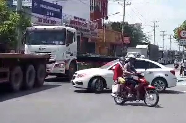 o to dien gay tai nan lien hoan duong un tac keo dai