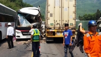 phu xe lai oto khach tong vao nhom nguoi tai ben
