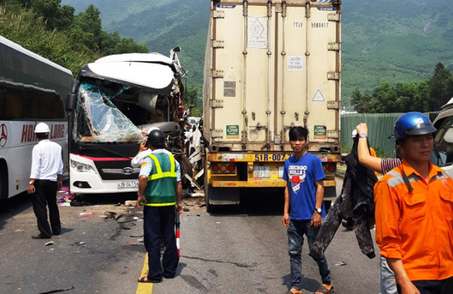 vu xe khach du lich dam xe container buoc dau xac dinh loi thuoc ve lai xe khach