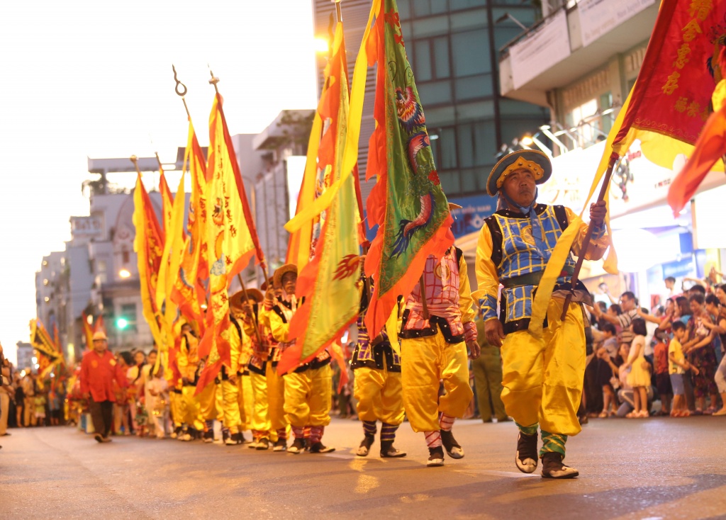 nguoi hoa o sai gon don tet nguyen tieu ram thang gieng trong sac mau ruc ro