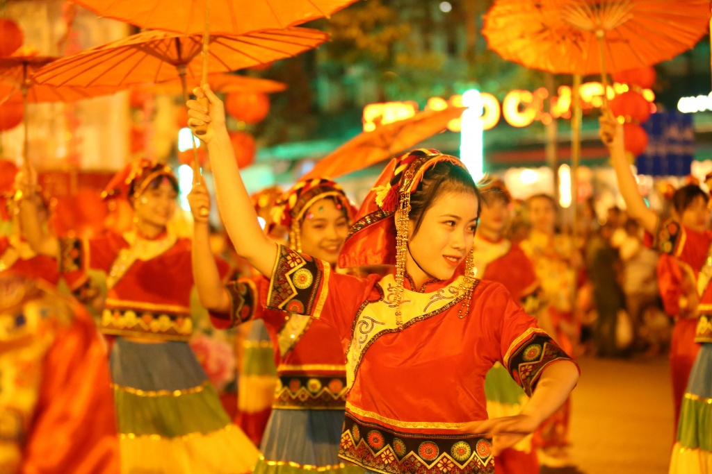 nguoi hoa o sai gon don tet nguyen tieu ram thang gieng trong sac mau ruc ro