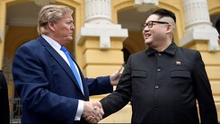 Trump - Kim giả náo động trung tâm Hà Nội, bị 'tống' khỏi khách sạn