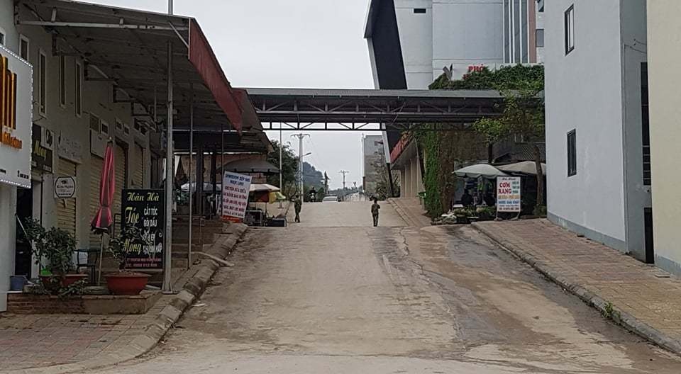 cam phuong tien di qua hon 1km duong vao ga dong dang