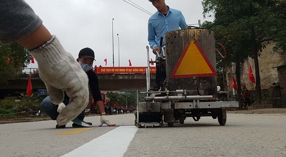 cam phuong tien di qua hon 1km duong vao ga dong dang