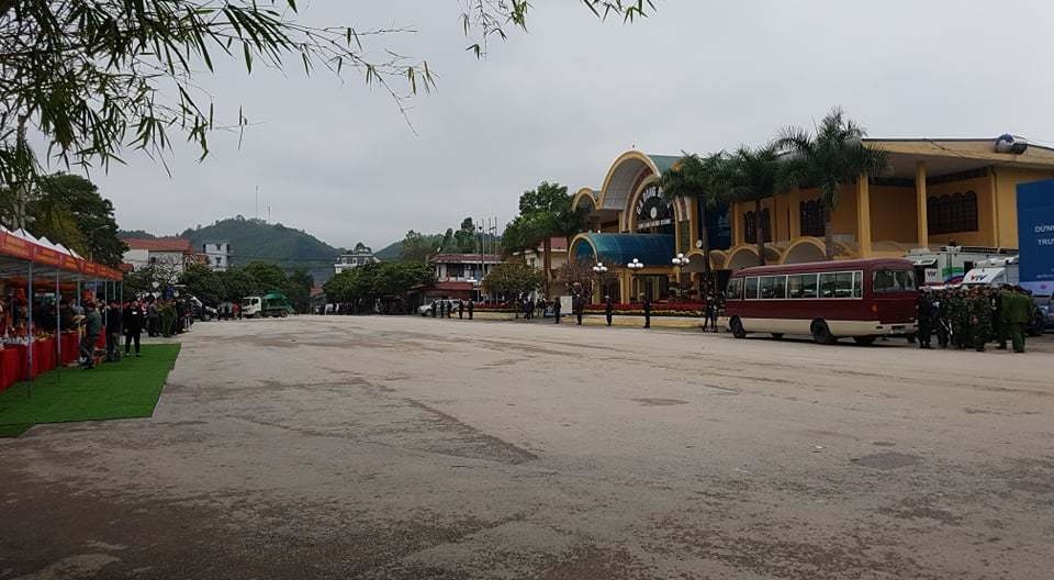 cam phuong tien di qua hon 1km duong vao ga dong dang
