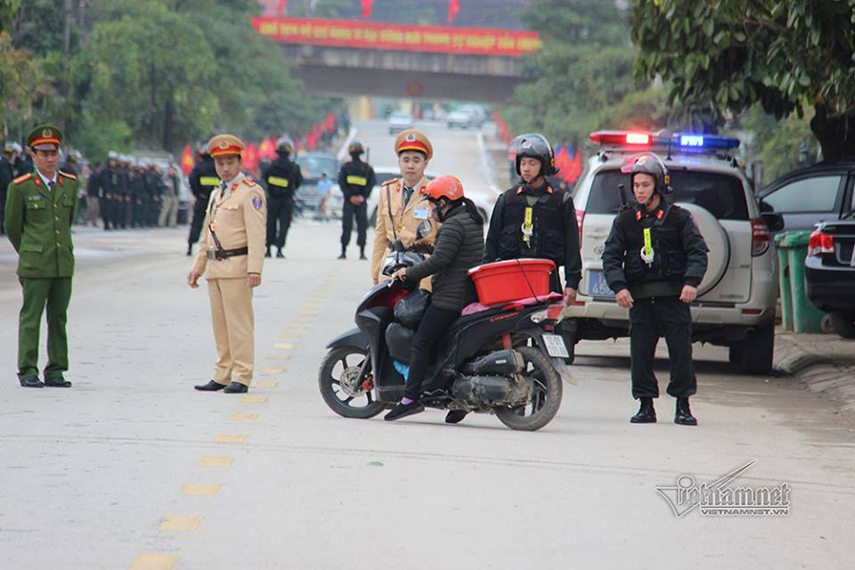 cam phuong tien di qua hon 1km duong vao ga dong dang
