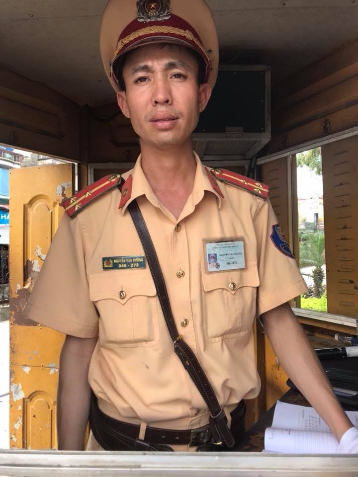 csgt nhac nho nguoi vi pham roi chi cho mua guong chieu hau gay bao mang