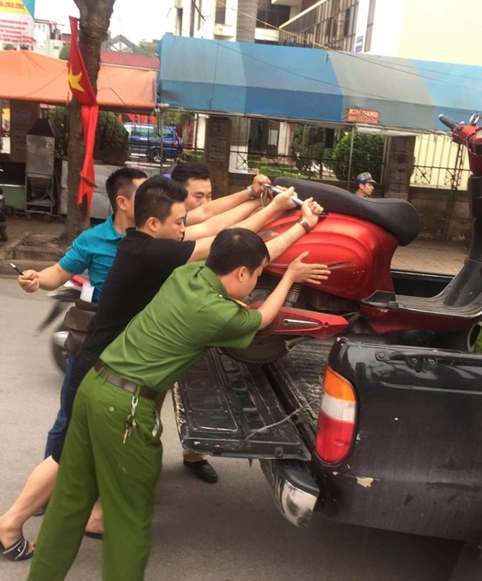 nu tai xe dat cang tuyen bo gay soc roi hung hang bo di