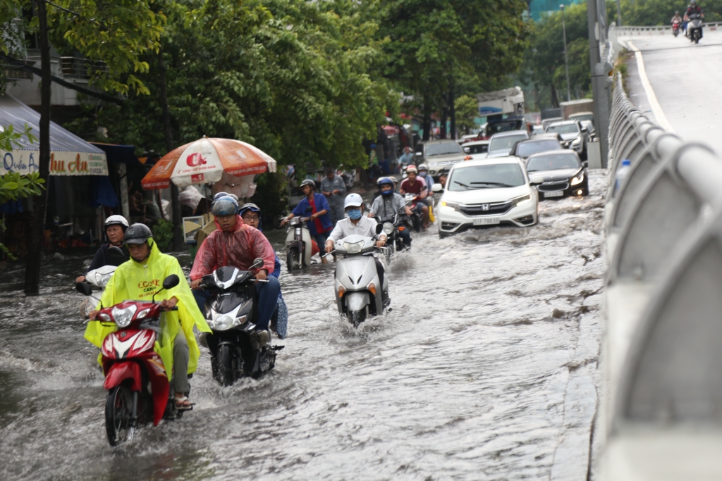duong nguyen duc canh ngap sau ngay canh sieu may bom chong ngap