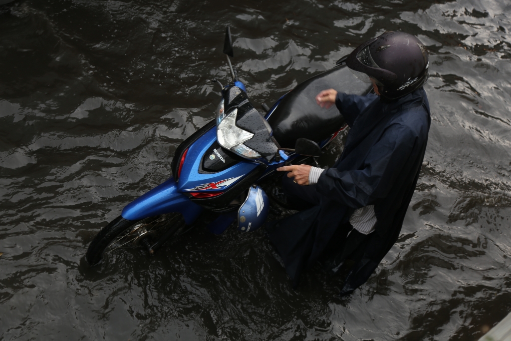 duong nguyen duc canh ngap sau ngay canh sieu may bom chong ngap