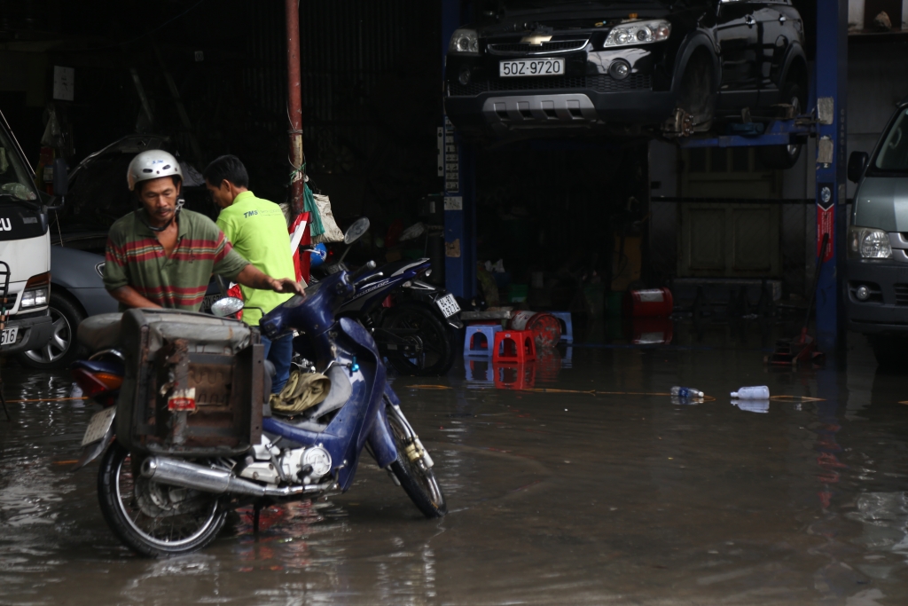 TP HCM: Đường Nguyễn Đức Cảnh ngập sâu ngay cạnh siêu máy bơm chống ngập duong nguyen duc canh ngap sau ngay canh sieu may bom chong ngap