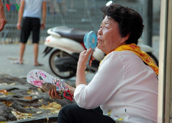 Dân Hà Nội khổ sở tìm cách chống nắng nóng đầu hè dan ha noi kho so tim cach chong nang nong dau he