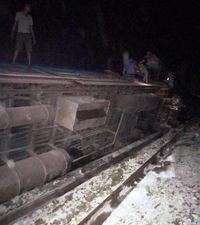 Lật tàu ở Thanh Hoá: Cận cảnh hiện trường tàu hỏa tông xe 'hổ vồ' lat tau o thanh hoa khien 2 nguoi chet can canh hien truong tau hoa tong xe ho vo