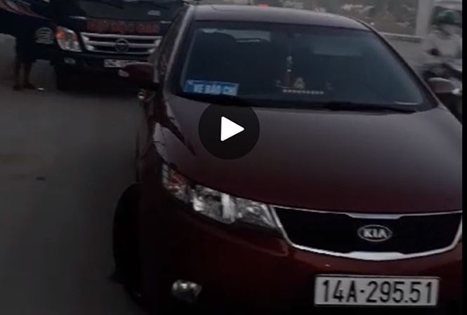 quan ly thi truong quang ninh dung xe dan logo bao chi chan xe tai