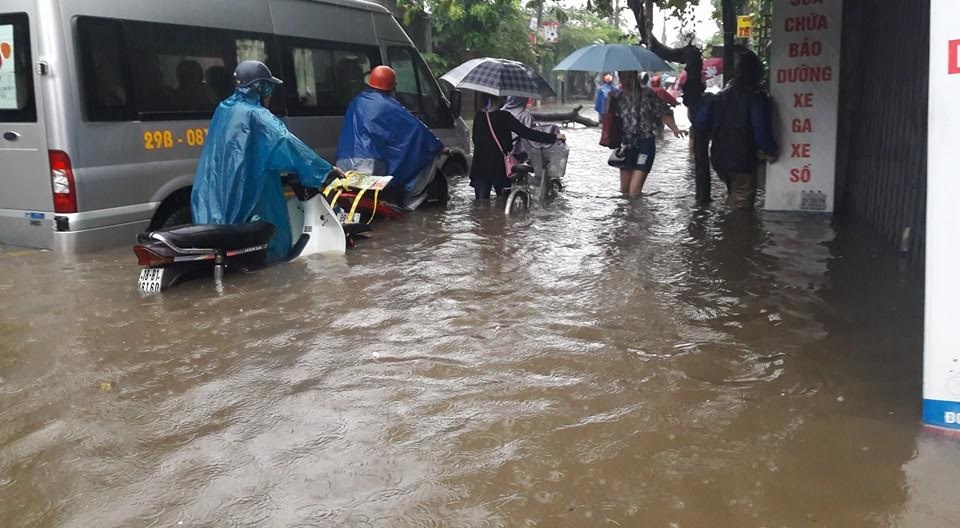 con mua giai nhiet gay ngap sau o mot so tuyen pho cua ha noi