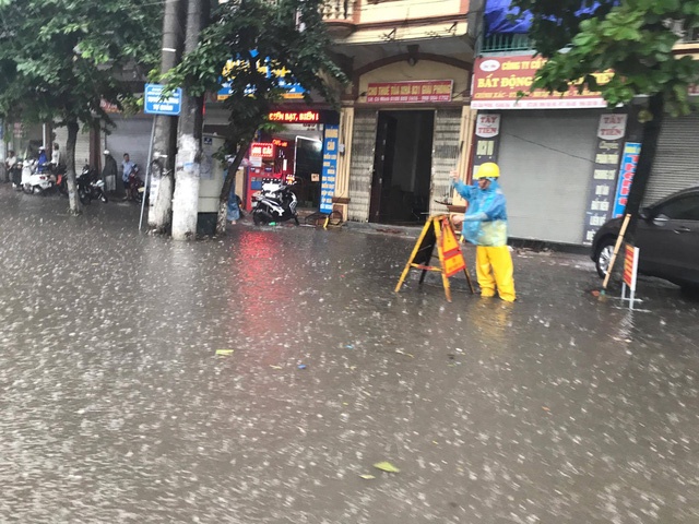 van con tinh trang ngap tai mot so tuyet duong o ha noi sau con mua chieu 275