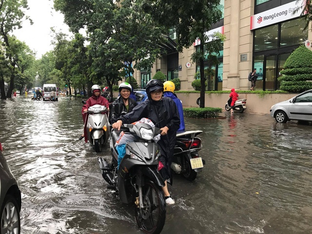 con mua giai nhiet gay ngap sau o mot so tuyen pho cua ha noi
