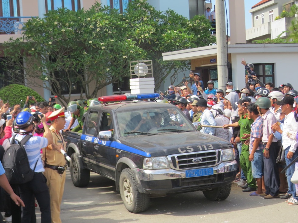 nghet tho giai cuu co gai bi ke nghi ngao da cam dao khong che
